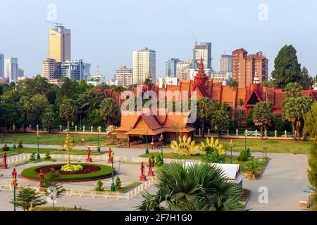 Le Musée national du Cambodge est le plus grand musée d'histoire culturelle du Cambodge et le principal musée historique et archéologique du pays. Il Banque D'Images