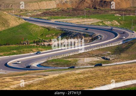 La route à travers le col dans les montagnes Banque D'Images