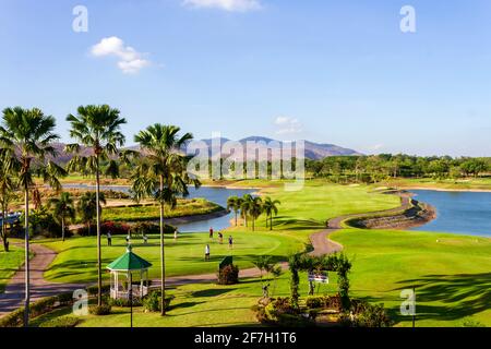 Sri Racha City, Chonburi, Thaïlande - 13 février 2020 : vue sur le parcours de golf depuis le clubhouse du Pattana Sport Club Golf course situé à CH Banque D'Images