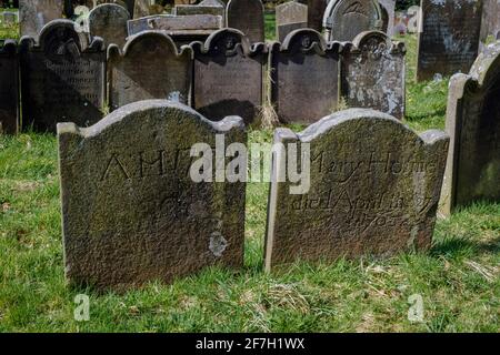 Pierres tombales du XVIIIe siècle dans le cimetière de l'église Saint-Michel et All Angels, Taddington, parc national du Peak District, Derbyshire Banque D'Images