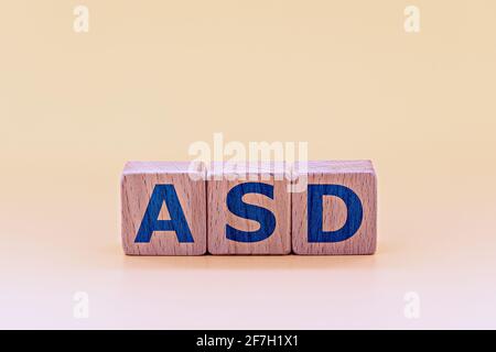 Photo sur le thème ASD (troubles du spectre autistique). cubes en bois avec l'abréviation « ASD », sur fond clair. Photo avec espace pour le texte Banque D'Images