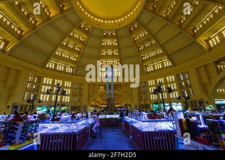 22 février 2020 - Phnom Penh, Cambodge: Vue intérieure du marché central un point de repère art déco de Phnom Penh, la capitale du Cambodge. La lumière Banque D'Images