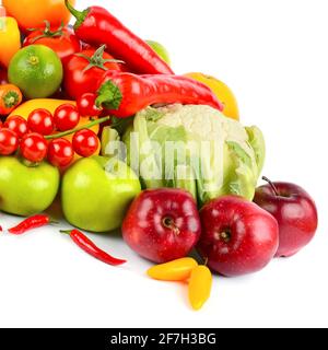 Ensemble de légumes frais et de fruits isolés sur fond blanc. Banque D'Images