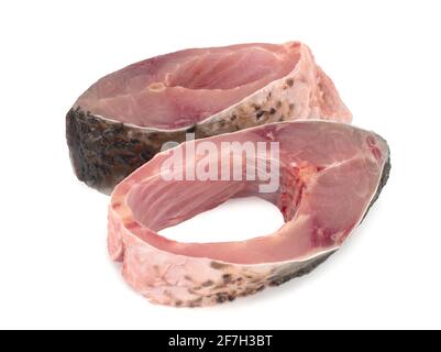 Steaks de carpe sur fond blanc, gros plan Banque D'Images