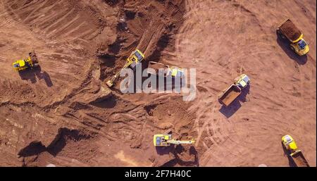 Plusieurs équipements de terrassement sur le nouveau site de développement. Machines de terrassement. Vue de drone sur un nouveau site de construction. Banque D'Images