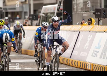 SCHOTEN, BELGIQUE - AVRIL 7 : Jasper Philipsen de Team Alpecin Fenix et la Belgique remporte le sprint pour Sam Bennett de Team Deceuninck Quick Step et Irelan Banque D'Images