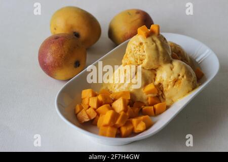 Des boules de glace à la mangue maison servies avec des mangues fraîches coupées de Lalbagh. Un régal dans la chaleur estivale. Banque D'Images