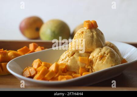 Des boules de glace à la mangue maison servies avec des mangues fraîches coupées de Lalbagh. Un régal dans la chaleur estivale. Banque D'Images