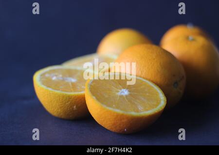 Kinnews et Kinnews en tranches qui ressemble à Orange. Il s'agit d'une orange hybride mandarin à haut rendement, sans semis, comme un fruit cultivé largement dans le plus large Banque D'Images