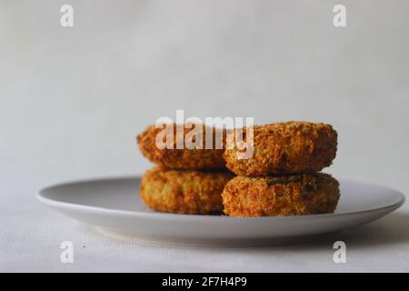 Escalopes de poulet de couleur marron clair fabriquées dans la friteuse à air. Prise de vue sur fond blanc Banque D'Images