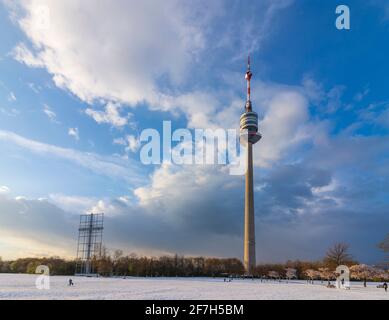 Wien, Vienne: Cerisiers en fleurs et neige au parc Donaupark, Donauturm (Tour du Danube) en 22. Donaustadt, Wien, Autriche Banque D'Images