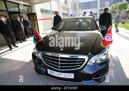 Le nouveau ministre des Affaires étrangères de la Libye, Najla al-Manqoush (C), rencontre le ministre tunisien des Affaires étrangères, Othman Jerandi (L), à l'aéroport de Tunis Carthage. Le nouveau ministre des Affaires étrangères de la Libye, Najla al-Manqoush, s'est rendu aujourd'hui en Tunisie pour la première visite de ce genre entre les pays voisins depuis 2012, a annoncé son bureau, dans un élan pour la nouvelle administration libyenne soutenue par l'ONU. Banque D'Images