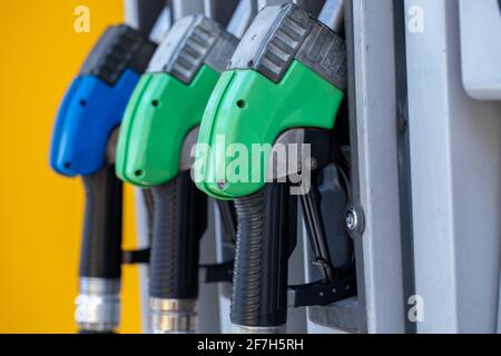 Pompes à carburant d'une station-service. Distributeur d'essence de couleur. Banque D'Images