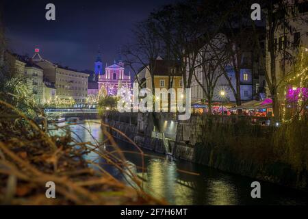 Panorama de la ville de Ljubljana avec vue sur la rivière Ljubljana pendant la période de noël, les lumières de noël et du nouvel an s'allument. Banque D'Images