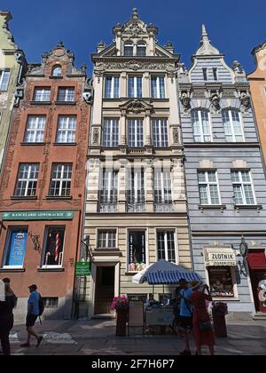 Gdansk, Pologne - 07 mai 2020 : personnes profitant de l'extérieur pendant l'été contre les façades extérieures colorées du bâtiment polonais sur le long marché (Dlugi Targ), Banque D'Images