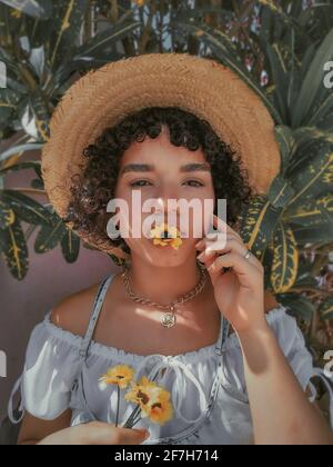 Femme et tournesol Banque D'Images