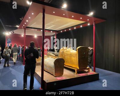 Exposition de l'egypte pharaoh Toutankhamun à Zurich en temps de pandémie. Tombe et trésors avec spectateurs. 14.03.2021 - Oerlikon, Suisse. Banque D'Images