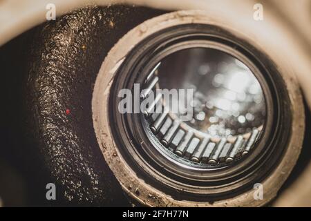 Joint en silicone ou NBR installé dans un arbre creux devant un roulement à aiguilles. Photo macro d'une installation industrielle prête à recevoir le rotateur Banque D'Images