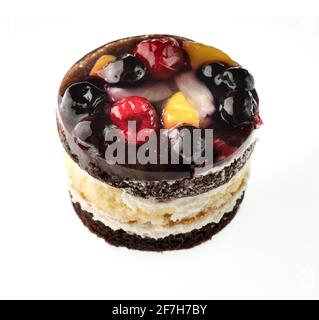 Appétissant gâteau aux fruits sur une assiette blanche en isolation Banque D'Images