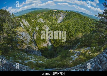 Vue d'ensemble des grottes de Skocjan en contrebas du village de Skocjan lors d'une pittoresque journée d'été. Vue sur les grottes de Skocjan ou grand angle. Banque D'Images