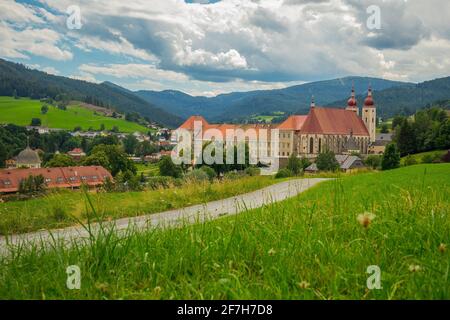 Panorama du monastère baroque de Benidiktirner stift à Lambrecht par une journée nuageux. Grand monastère audacieux en Autriche. Banque D'Images