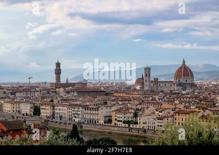 Vue panoramique de Florence depuis la Piazzale Michelangelo - Cattedrale di Santa Maria del Fiore (Duomo) - Toscane, Italie Banque D'Images