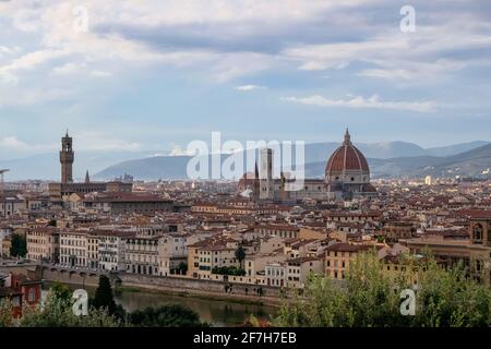 Vue panoramique de Florence depuis la Piazzale Michelangelo - Cattedrale di Santa Maria del Fiore (Duomo) - Toscane, Italie Banque D'Images