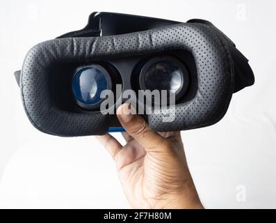 une main regardant dans un masque vr, une introduction à l'utilisation d'un casque vr, pour 360 et vidéo interactive. Banque D'Images
