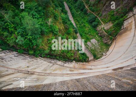 En regardant depuis le barrage de Vidraru ou Barajul Vidraru en Roumanie, un barrage hydroélectrique en béton construit dans les montagnes des carpates sur un nuage du Banque D'Images