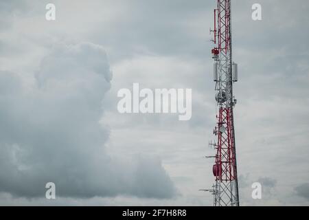 Grand mât d'antenne pour les répéteurs 3G, 4G et 5G au milieu de la forêt ou de la nature. La tehnologie controversée dans la nature sauvage. Vue panoramique. Banque D'Images