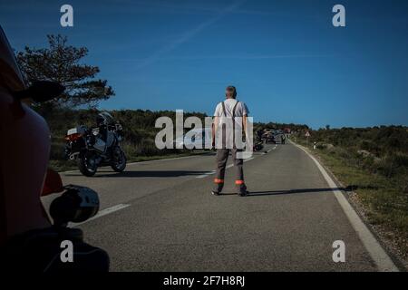 Une voiture et une moto sur une scène d'accident sur une route ouverte dans l'après-midi. Les travailleurs et la police ont été vus autour du lieu de l'accident, avec une file d'attente de construction de la circulation derrière. Banque D'Images