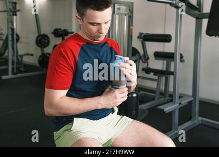 l'athlète tient un shaker avec un shake de protéine après l'entraînement. nutrition sportive Banque D'Images