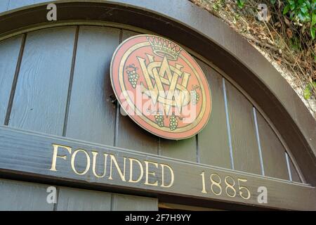 Sainte-Hélène, États-Unis. 06e février 2021. Photo d'un panneau présentant le logo V. Sattui Winery avec les mots « fondée 1885 » gravés ci-dessous à V. Sattui Winery à St Helena, Californie, le 6 février 2021. (Photo par Smith Collection/Gado/Sipa USA) crédit: SIPA USA/Alay Live News Banque D'Images