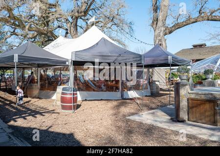 Sainte-Hélène, États-Unis. 06e février 2021. Photographie des visiteurs dînant à l'intérieur d'une tente pagode blanche chauffée sur le terrain de V. Sattui Winery à St Helena, Californie, le 6 février 2021. (Photo par Smith Collection/Gado/Sipa USA) crédit: SIPA USA/Alay Live News Banque D'Images