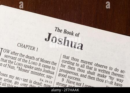 C'est la Bible du Roi James traduite en 1611. Il n'y a pas de droit d'auteur. Une photo macro d'une netteté exceptionnelle de la première page du livre de Joshua. Banque D'Images