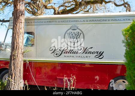 Sainte-Hélène, États-Unis. 06e février 2021. Photographie du logo de V. Sattui Winery sur le côté d'un camion alimentaire rouge et blanc à V. Sattui Winery à St Helena, Californie, le 6 février 2021. (Photo par Smith Collection/Gado/Sipa USA) crédit: SIPA USA/Alay Live News Banque D'Images