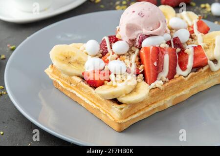 gaufres belges avec fraise et banane sur fond de pierre Banque D'Images