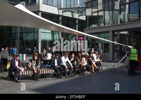Londres, Royaume-Uni -20 septembre 2020, vue de Brushfield St, Spitalfields, Paysage de Brushfield Street, à l'extérieur du marché de Spitalfields, certaines personnes assises Banque D'Images