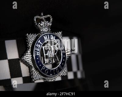 Une casquette et un insigne de la police des West Midlands. Banque D'Images