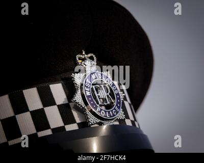 Une casquette et un insigne de la police des West Midlands. Banque D'Images