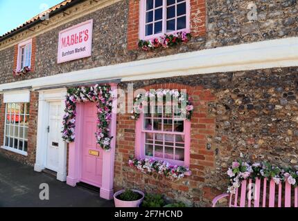 Mable's, magasin, Burnham Market, Norfolk, Angleterre, Royaume-Uni, décoré, roses Banque D'Images