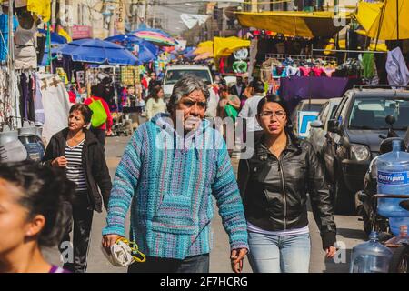 MEXICO, MEXIQUE, 21.1.2012: Rue animée avec des gens locaux dans l'un des marchés du Mexique Banque D'Images