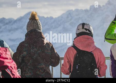 Deux skieurs appréciant la vue sur les dolomites italiens à Cortina d'Ampezzo, sur le bureau d'observation de la télécabine. Magnifique vue sur la montagne pour le tou Banque D'Images