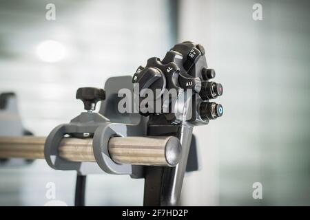 La tête de contrôle d'un endoscope repose sur un support dans une salle d'examen médical. Banque D'Images