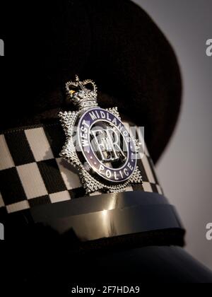 Une casquette et un insigne de la police des West Midlands. Banque D'Images