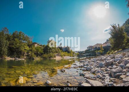 Célèbre pont sur le village de Kanal ob Soci pendant la chaude journée d'été avec la rivière froide Soca coulant sous le pont. Vue sur la grenouille d'un pont à Kanal. Banque D'Images
