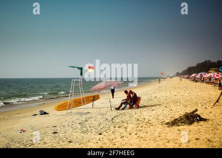 Plage typique de Goa, Inde, vue vers la mer, sable doré, ciel bleu. Sauveteurs indiens en service. Banque D'Images