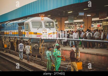 JAIPUR, INDE, 12. DÉCEMBRE 2016: Un train s'arrête à la gare indienne de Jaipur jonction avec les passagers et le personnel de nettoyage en attente. Banque D'Images