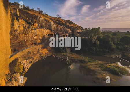 ELLORA, INDE, DÉCEMBRE 5 2016 : grottes d'Ellora dans le centre de l'Inde, un site classé au patrimoine de l'UNESCO, composé de grottes de pèlerinage sculptées dans des roches solides pendant le soleil Banque D'Images