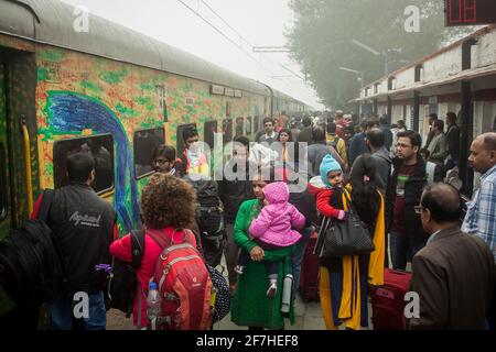 NEW DELHI, INDE, 1. DÉCEMBRE 2016: Une foule de gens attendent sur Sarai Rohilla pour monter à bord d'un Garib Rath indian train voyageant de Delhi à Jaipur Banque D'Images